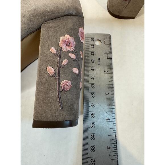 Candies Size 7 Taupe Grey Suede Floral Embroidered Pink Peep Toe Ankle Bootie - Picture 9 of 10